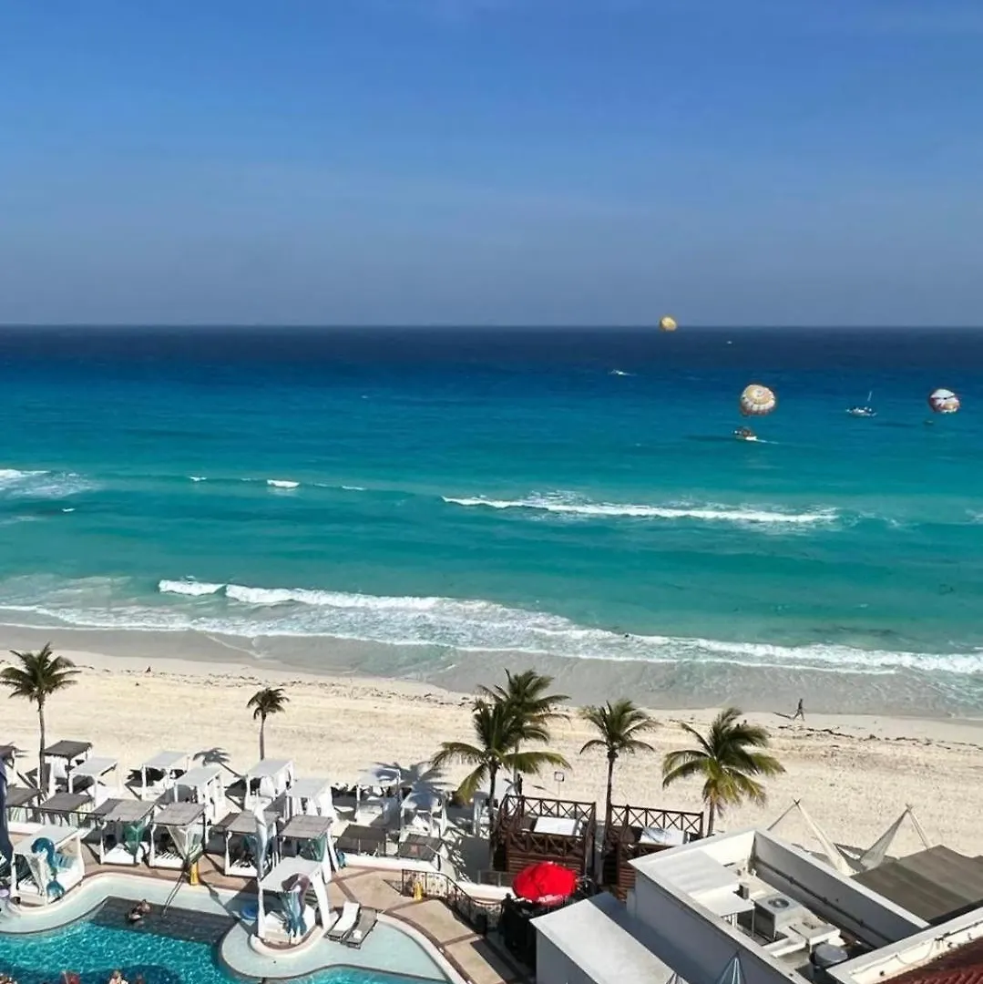 Kontakt z Luxury Beachfront Condo